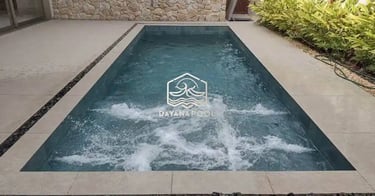 Kolam renang dengan desain elegan sesuai dengan arsitektur rumah buaatan dayanapool