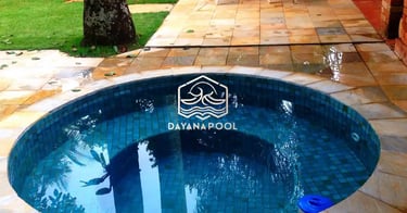 jakuzzi fungsional dengan mozaik biru