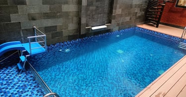 Kolam renang nyaman untuk keluarga lengkap dengan wahana mainan untuk anak-anak