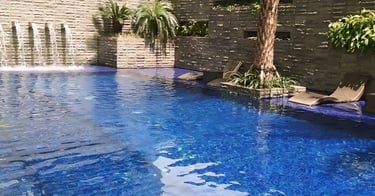 Kolam renang dengan sistem overflow buatan dayanapool