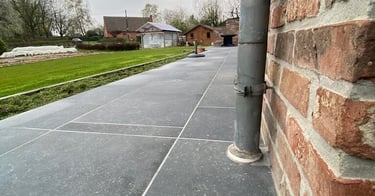 terrasse grise dans un jardin