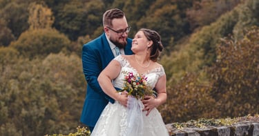 Photographe et vidéaste capturant un mariage émouvant.