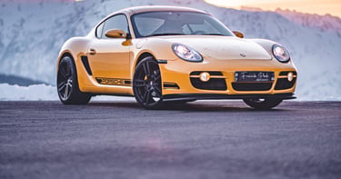 Shooting professionnel d’une voiture de sport.