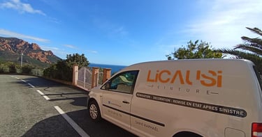 Véhicule de l'entreprise LICAUSI PEINTURE ici devant le chantier à Anthéor