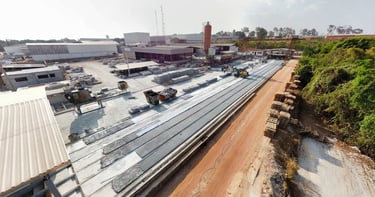 Vista aérea da fábrica de lajes e blocos de concreto da LajeForro Pré-Moldados