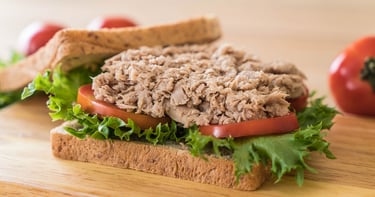 Sandwich de atún con ensalada, el consumo de atún puede ser controlado