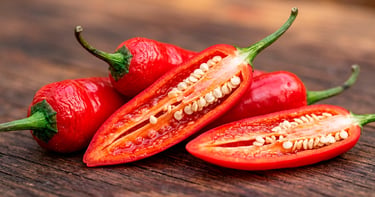 Primer plano de chiles rojos frescos; fuente natural de capsaicina