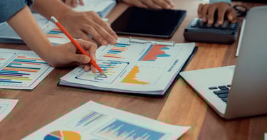 Personas trabajando para la estrategia empresarial