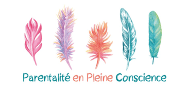 Un groupe de plume colorées, le logo de la parentalité en pleine conscience