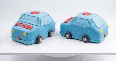Torta temática infantil en forma de autito creada por Cocina con Ely, elaborada artesanalmente en fo