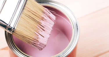 Pintor de interiores profesional en Bilbao realizando acabados de alta calidad en un piso.