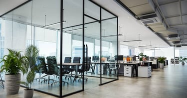 Pintores profesionales realizando el pintado de oficinas modernas en Bilbao