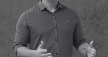 Alan Ochotorena palestrando em evento corporativo.