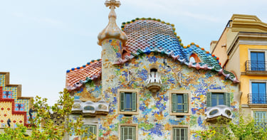 Fachada colorida da Casa Batlló em Barcelona