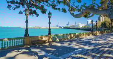 Caminhando pela orla de Cádiz ao sair do porto.