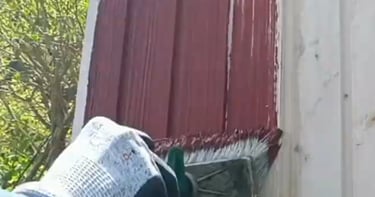 demonstration de peinture suédoise sur bois extérieur au pinceau badigeon