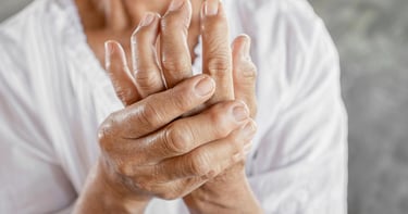 Mujer adulta con dolor en las manos, existen alternativas naturales para la artritis reumatoide