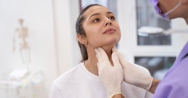 Revisión de la tiroides a una mujer, la tirotoxicosis es un efecto adverso de la ashwagandha