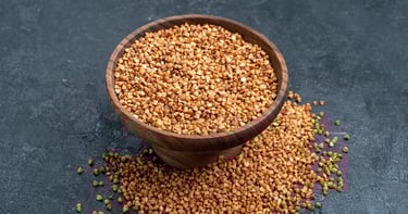 Semillas de fenogreco en un bowl, el fenogreco es una excelente fuente de diosgenina