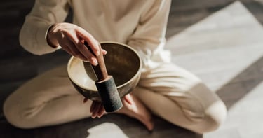 femme réalisant un voyage sonore dans un spa hôtelier