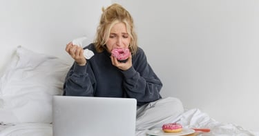 Mujer con estrés, comiendo dulces con azúcar