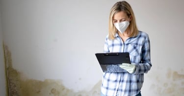 Mujer inspeccionando moho en una vivienda