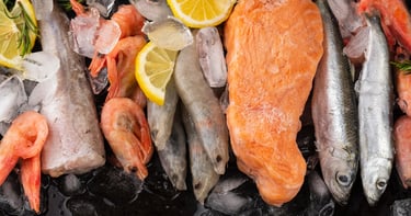 Pescados sobre un mostrador, alerta sobre el mercurio