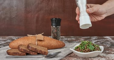 Agregando sal a una ensalada, ¿qué tan seguros son los sustitutos libre de sodio?