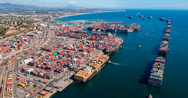 Puerto transpacífico saturado con portacontenedores en espera y muelles llenos de contenedores