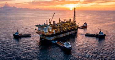 Plataforma petrolífera en el Golfo de México a la luz del atardecer, sobre aguas calmadas