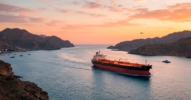 etrolero cruza Ormuz al amanecer tras tregua geopolítica, mostrando apertura de vía marítima.