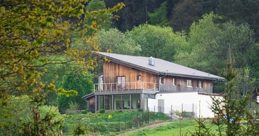 Une magnifique maison en bois dans un grand jardin, paisible nature