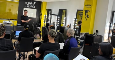 avi Lucena impartiendo una charla sobre marca personal y redes sociales