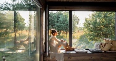 Femme paisible dans son salon en bois, évoquant le feng shui