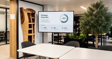 Écran de présentation installé dans un espace de réunion de bureaux, intégration audiovisuelle pro