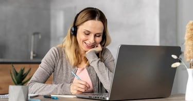 Aluno assistindo curso online — como criar cursos que retêm e geram avaliações positivas