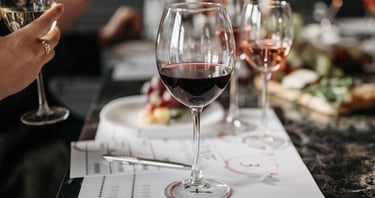 Degustação de vinhos no navio: uma experiência imperdível para os amantes de vinho, com seleção de rótulos e pequenas porções