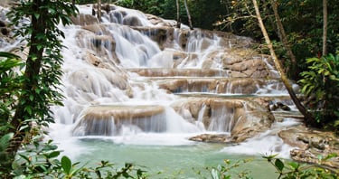 Cataratas Dunn’s River na Jamaica, com cascatas em degraus rodeadas por vegetação tropical