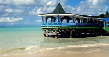 vista da casa azul na praia de Dickinson Bay em Antígua