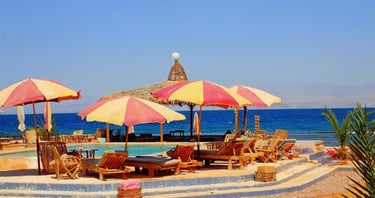 Плувен басейн с прясна вода и плажна Ариша с чадъри на Червено море в Bedouin Star