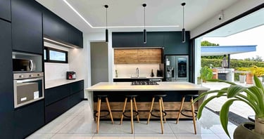 Casa de lujo estilo campestre en Pereira con piscina, jardines y arquitectura sofisticada