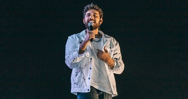 Gustavo Miotto em seu show cantando com a Janqueta Personalizada Longuinni