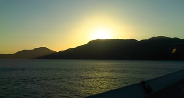 Navio de cruzeiro chegando ao Brasil após travessia da Europa, amanhecer em águas brasileiras