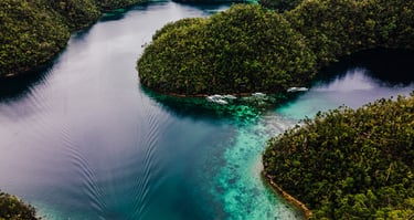 a boat is traveling through the water