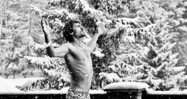 homme qui fait du yoga sous la neige