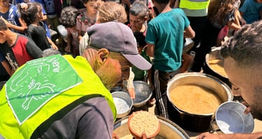 homme distribuant soupe à la population affamée aide d'urgence palestine gaza
