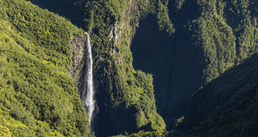 Cachoeira em Salazie, Ilha Reunião, vista da natureza exuberante.