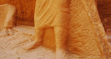 Escultura das pernas esculpidas na rocha em Petra, remanescente de figura monumental.