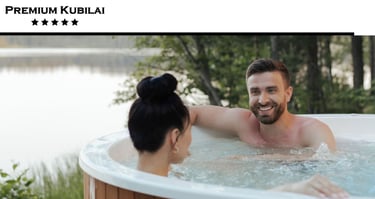 Pora karštame kubile ant ežero kranto
