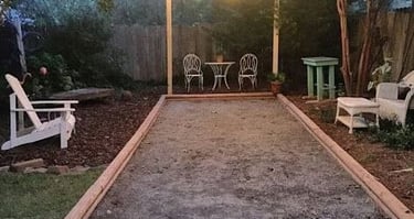 naujai įrengta petankės aikštelė galiniame kieme